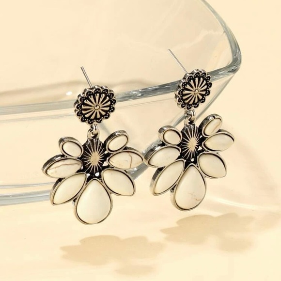 NWT Stone Flower Drop Earrings - Picture 3 of 3